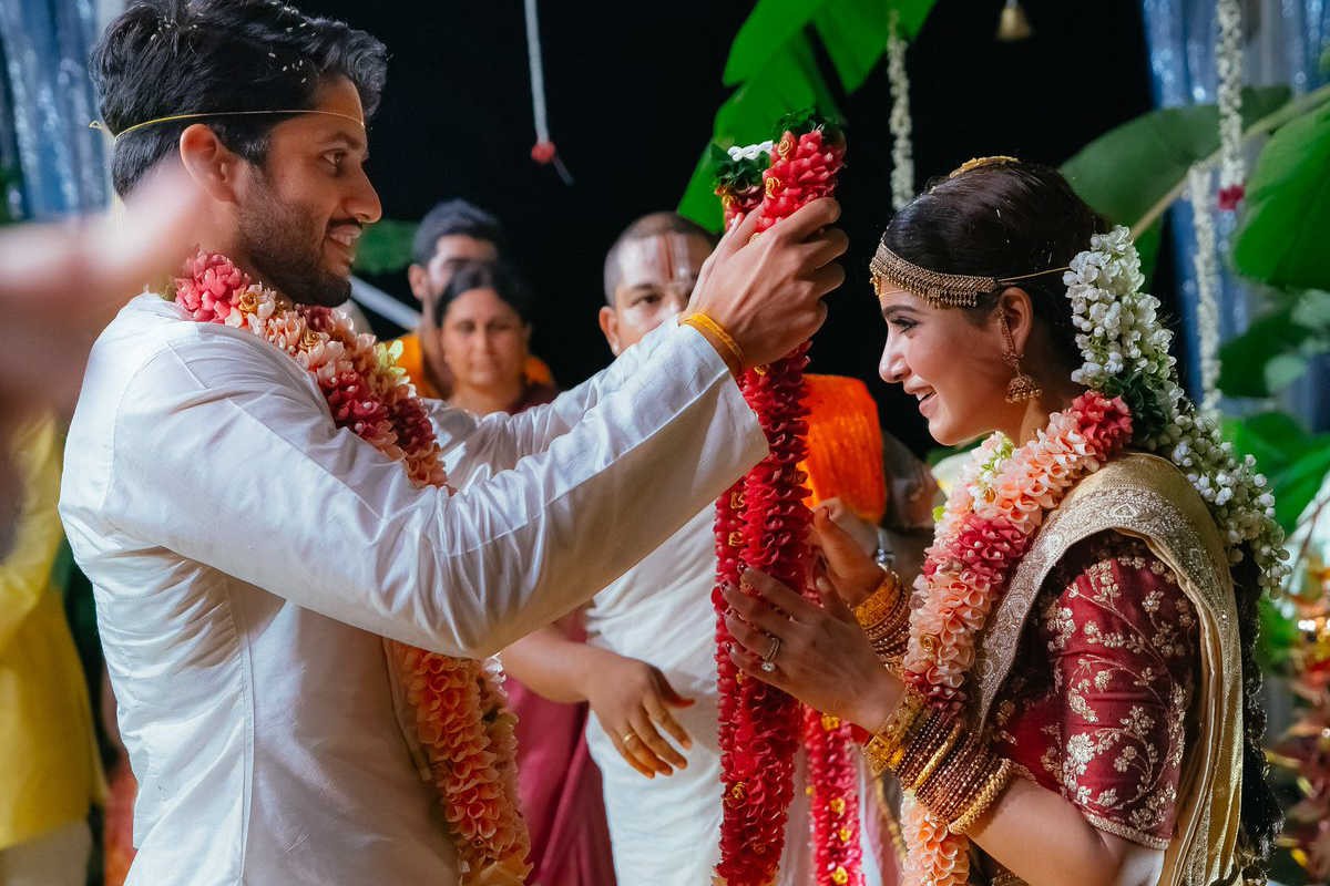 1507343790_samantha-naga-chaitanya-wedding-couple-exchanging-garlands