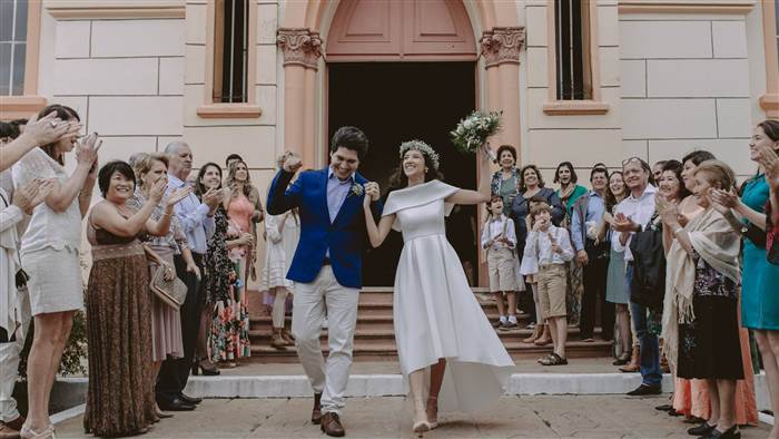 this bride chooses her male friends as bridesmaids