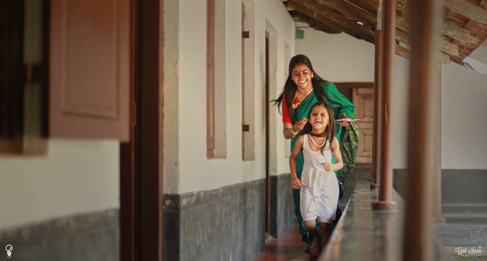 തൈര് കുഴച്ച ചോറുരുള ഉണ്ണാതെ എൻ്റെ കുസൃതിക്കുടുക്ക പൊട്ടിച്ചിരിച്ചോടുമ്പോൾ അവളുടെ പിന്നാലെ ഓടി അവളെ ഊട്ടാനുള്ള കളിക്കൂട്ടുകാരി കൂടെ ആയിരുന്നു ഈ അമ്മ.