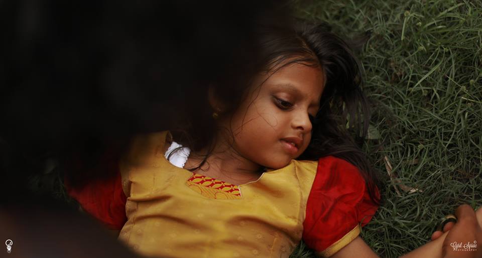 വേദനിച്ചിരുന്നിരിക്കാം അവൾക്ക്... അമ്മിഞ്ഞപ്പാല് നുകർന്ന്, അമ്മേ എന്ന് കൊഞ്ചിയിരുന്ന ചുണ്ടുകൾ അലറി കരയാനായി പിളർന്നിരിക്കാം...