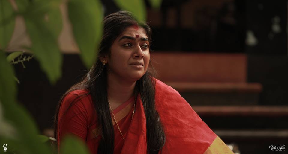 ഭീതി .. ഒരമ്മയ്ക്ക് മാത്രം മനസിലാകുന്ന അപകടസൂചനയുടെ ഭീതി പതുക്കെ പടര്ന്നു കയറുന്നു..