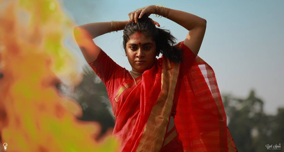എന്റെ കുരുന്നിന്റെ ചിരികളെ മായ്ച്ചവന്റെ ചുടുചോരയില് കുതിര്ന്ന കൈകൾ കൊണ്ട് കെട്ടഴിഞ്ഞ മുടി വാരി ഞാൻ നെറുകയിലമര്ത്തി കെട്ടി .