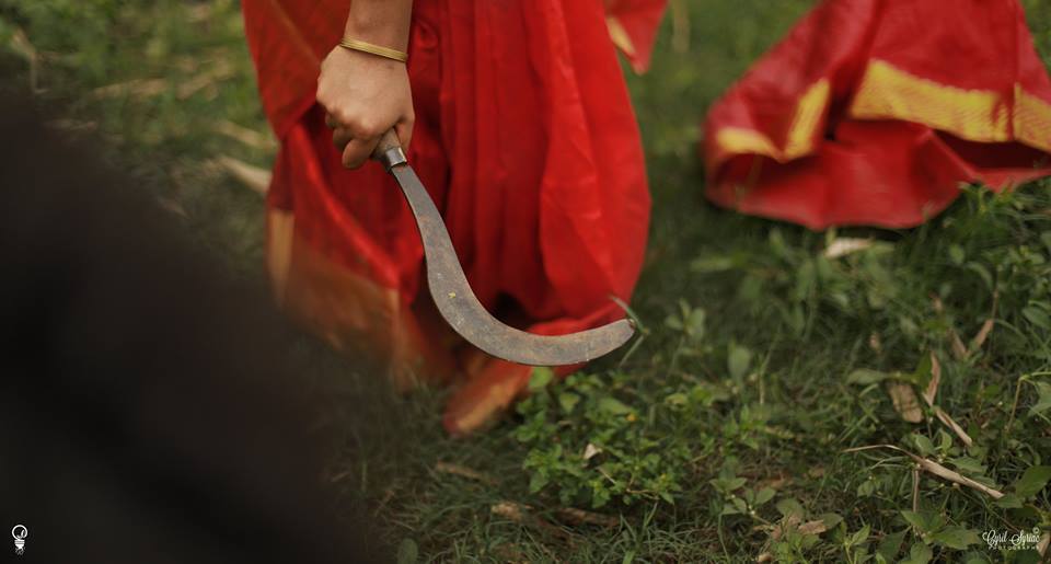 പെരുവിരൽ മുതൽ ഉച്ചിവരെ ഇരഞ്ഞു കയറുന്ന രോഷം കൈവിരലുകളിലേക്ക് പടരവേ, കണ്മുന്നിൽ കണ്ട അരിവാളിൽ ഞാൻ പിടിമുറുക്കി.