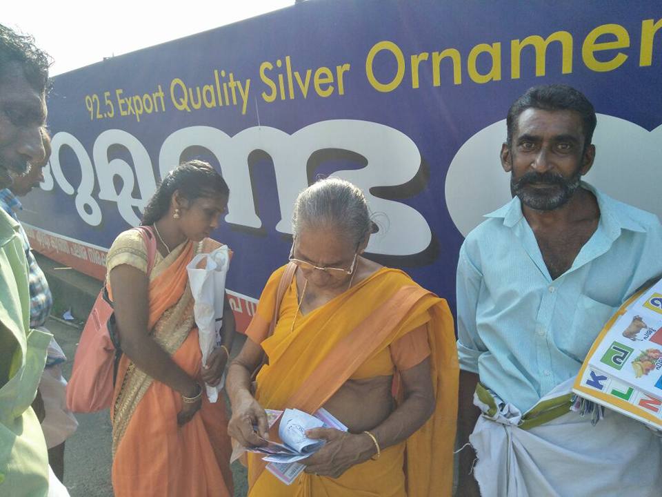  ഷാഹുൽ ഹമീദ്  താന്‍ രക്ഷിച്ച യാത്രക്കാരോടൊപ്പം 