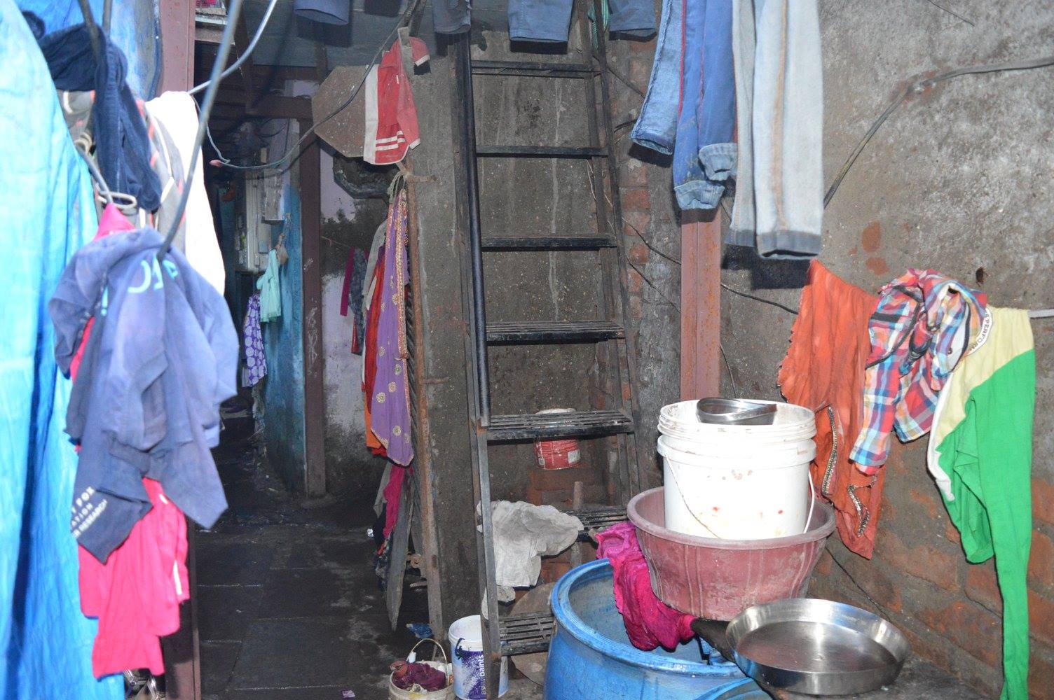 experience mumbai slum life through povert tourism