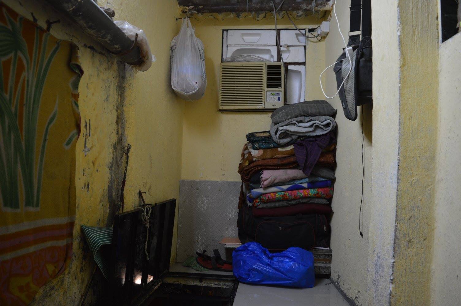 experience mumbai slum life through povert tourism