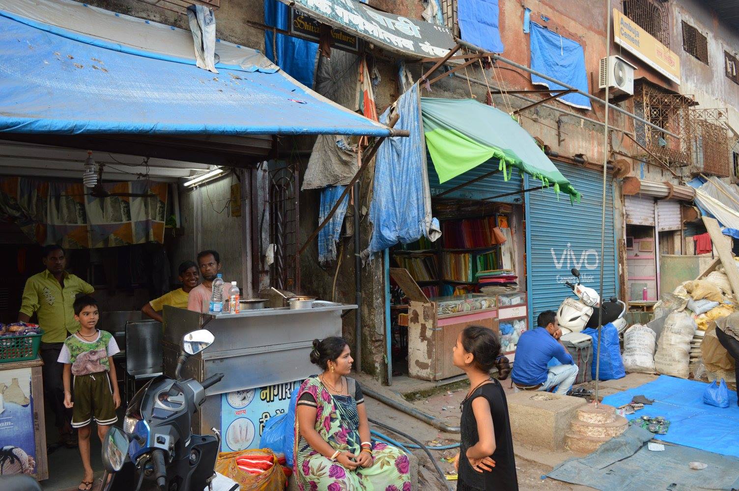 experience mumbai slum life through povert tourism