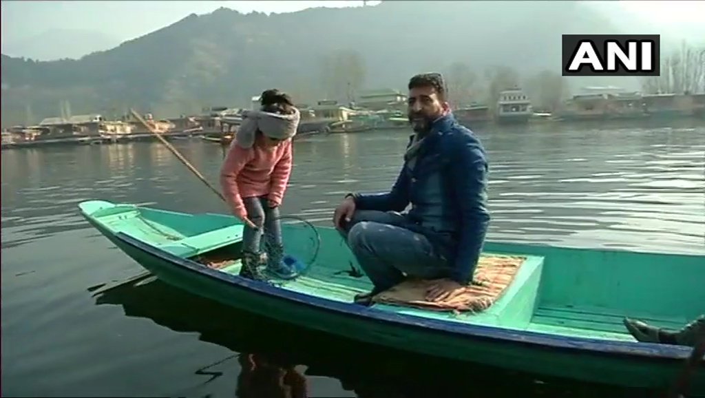 5 year old cleaning up kashmir dal lake
