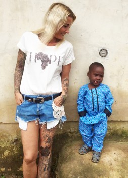 anja ringgren lovén, social worker giving water to boy