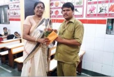  Auto Driver Returned Womans Bag With 80000 rupees rewarded with shocking gift