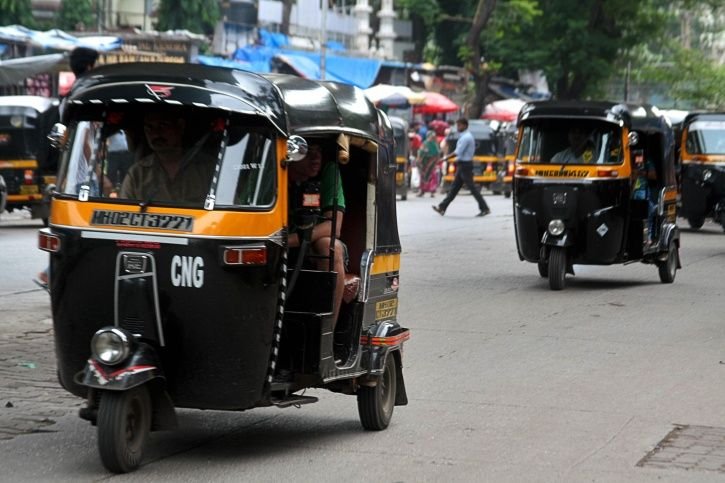  Auto Driver Returned Womans Bag With 80000 rupees rewarded with shocking gift