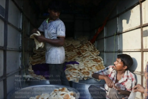 Farmers Welcomed By Mumbai Residents With Food & Water