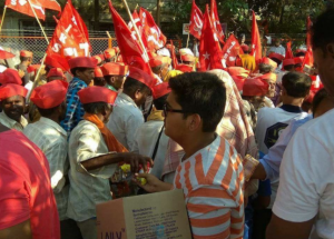 Farmers Welcomed By Mumbai Residents With Food & Water