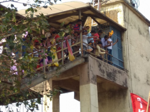 Farmers Welcomed By Mumbai Residents With Food & Water