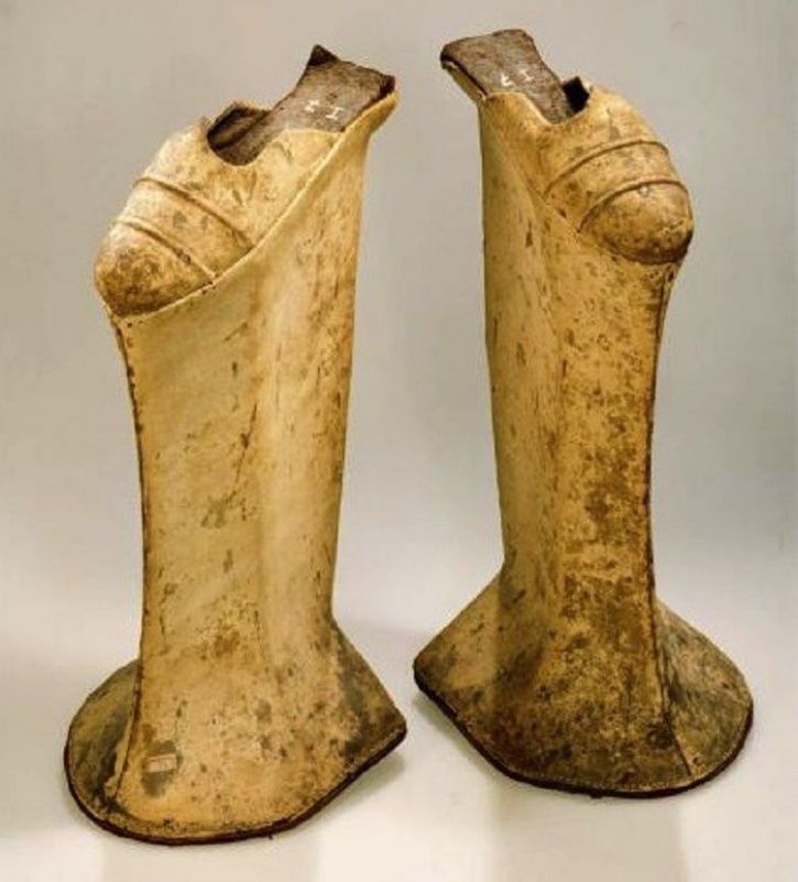  Fashion Trends From The Past That Actually Killed People