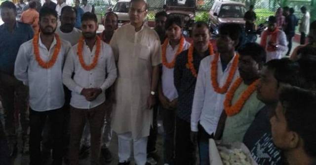Minister Jayant Sinha Garlands 8 Men Who Killed Meat Trader In Jharkhand