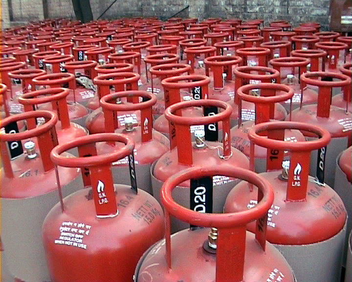 cooking gas cylinder price falls