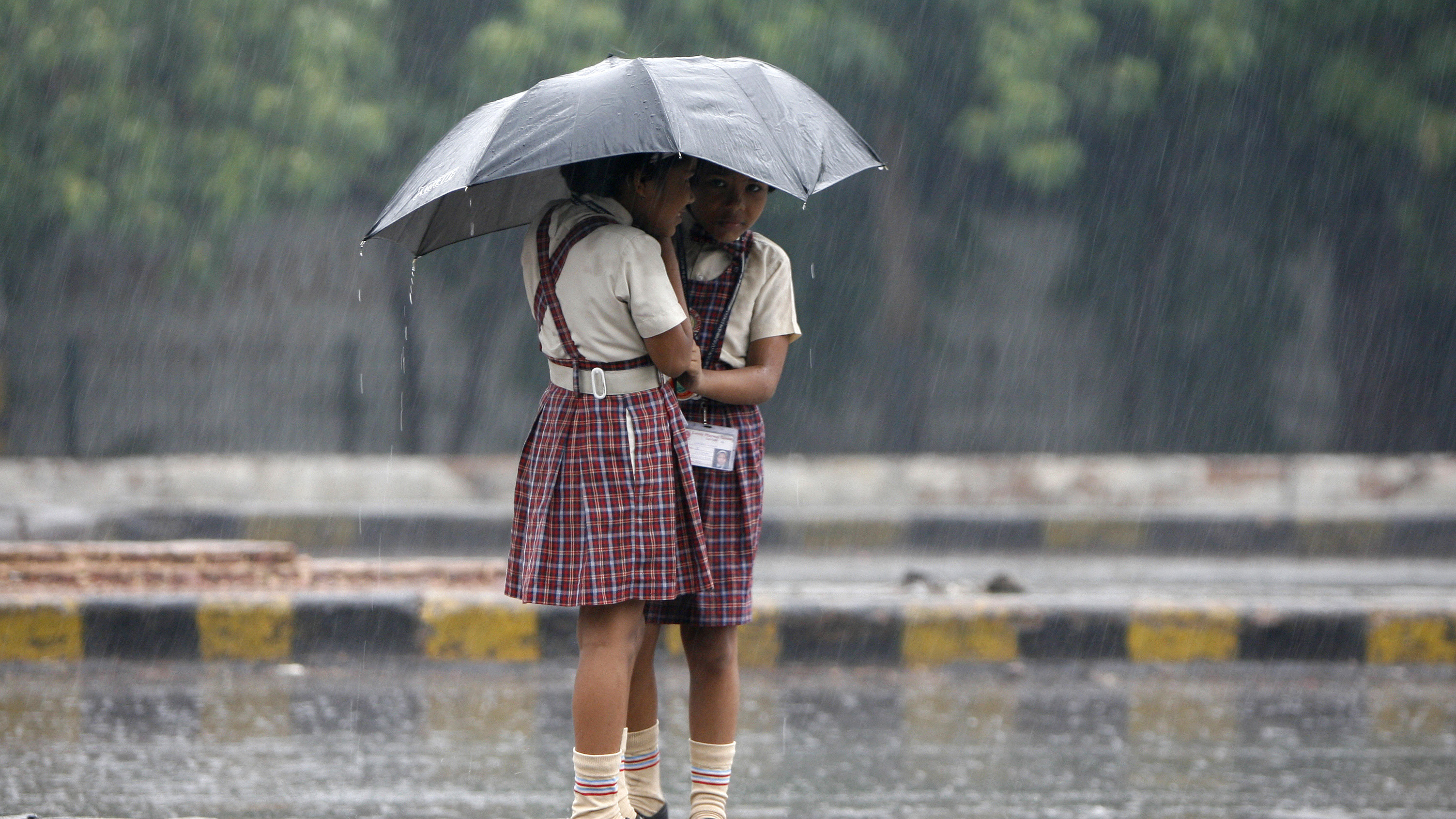 monsoon strengthen kerela within 2 days collector declared holiday for ernakulam idukki educational institutions schools declared holiday in tvm