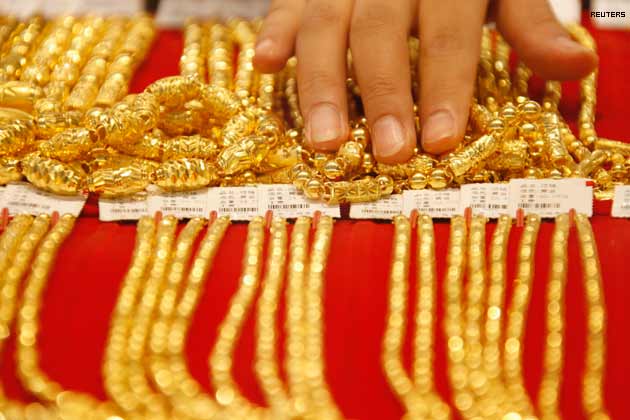 gold gold price drops by 80rs