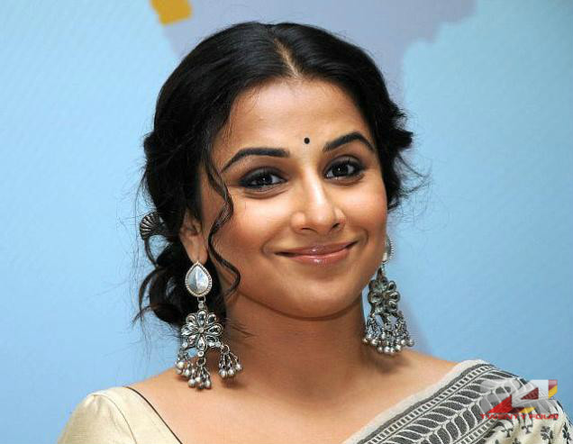 vidya balan push man from train