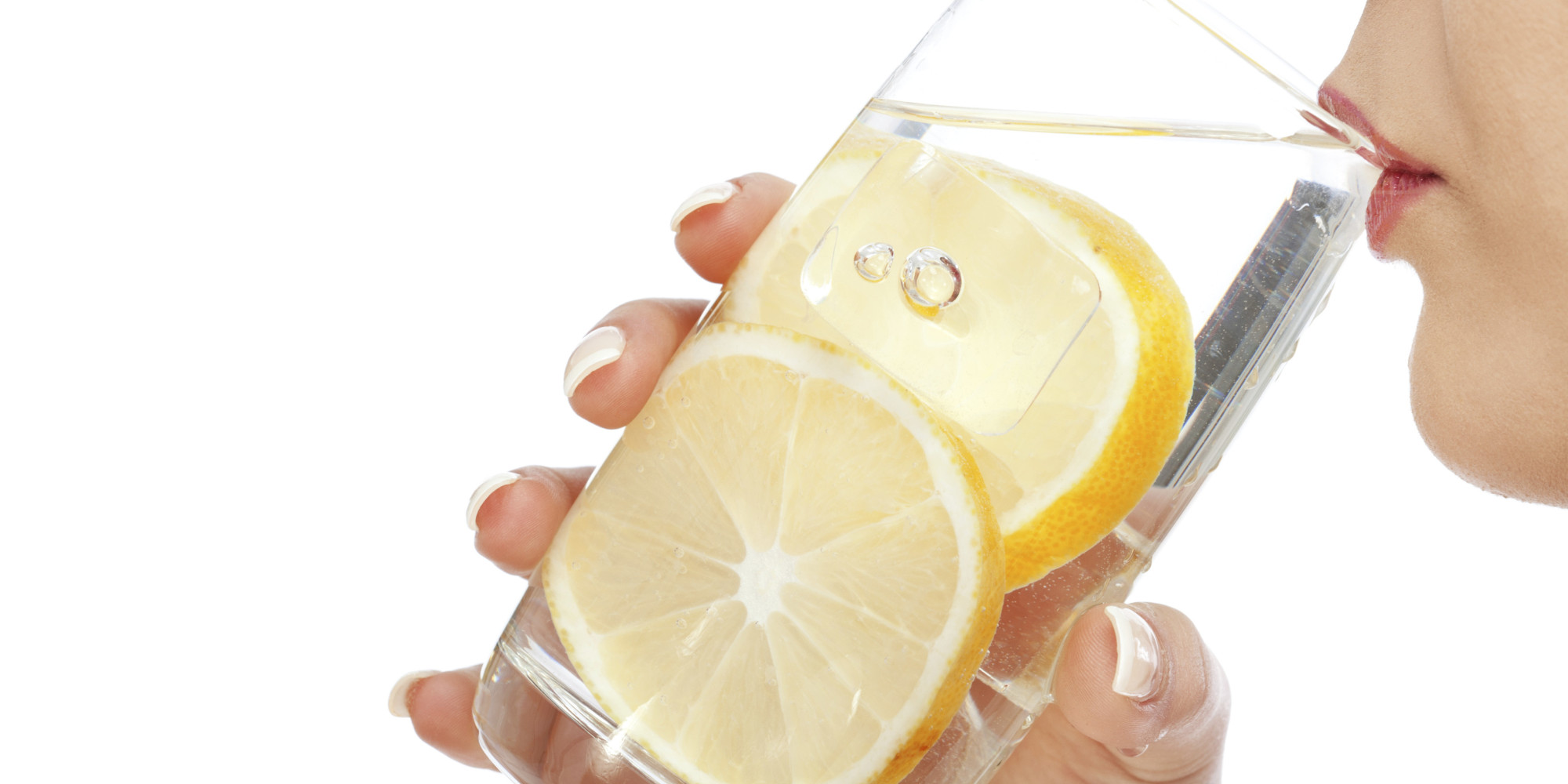 Вода натощак для похудения. Вода с лимоном. Пить воду с лимоном. Человек пьёт воду с лимоном. Стакан воды с лимоном с утра.