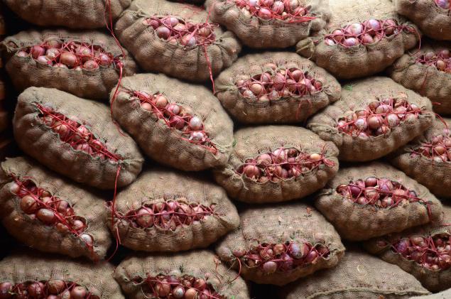 onion income tax raid in onion godowns onion price falls ulti conquers vegetable market onion price goes high