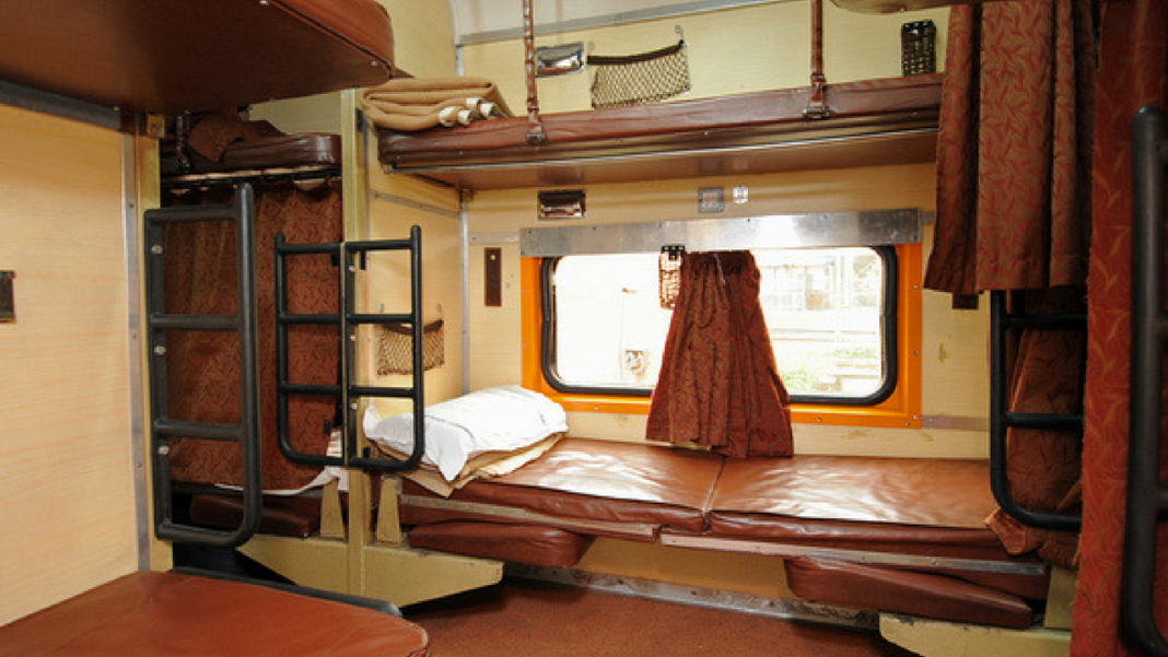 Шторки в вагонах. Вагон Sleeper Индия. Плацкартный вагон в Индии. Вагон поезда. Штора для плацкартного вагона.