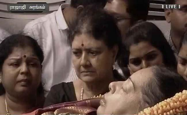 sasikala with jayalalitha dead body