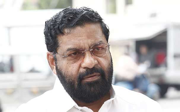 Kadakampally Surendran beverages outlet shut down issue govt to deal the issue legally kadakampally surendran visits vettikad