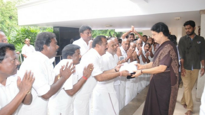 sasikala supporters to delhi