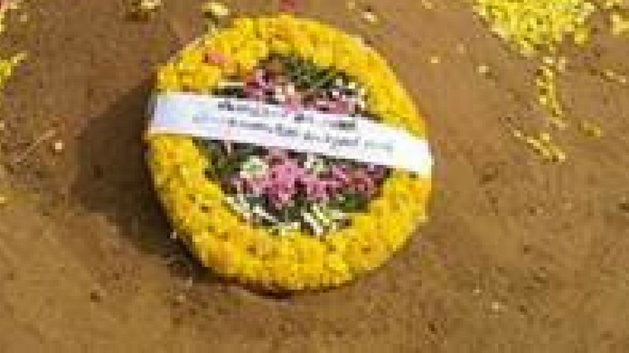 wreath before sunil kumar office