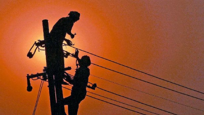 KSEB employee attacked for high electricity bill electric post fell line man died