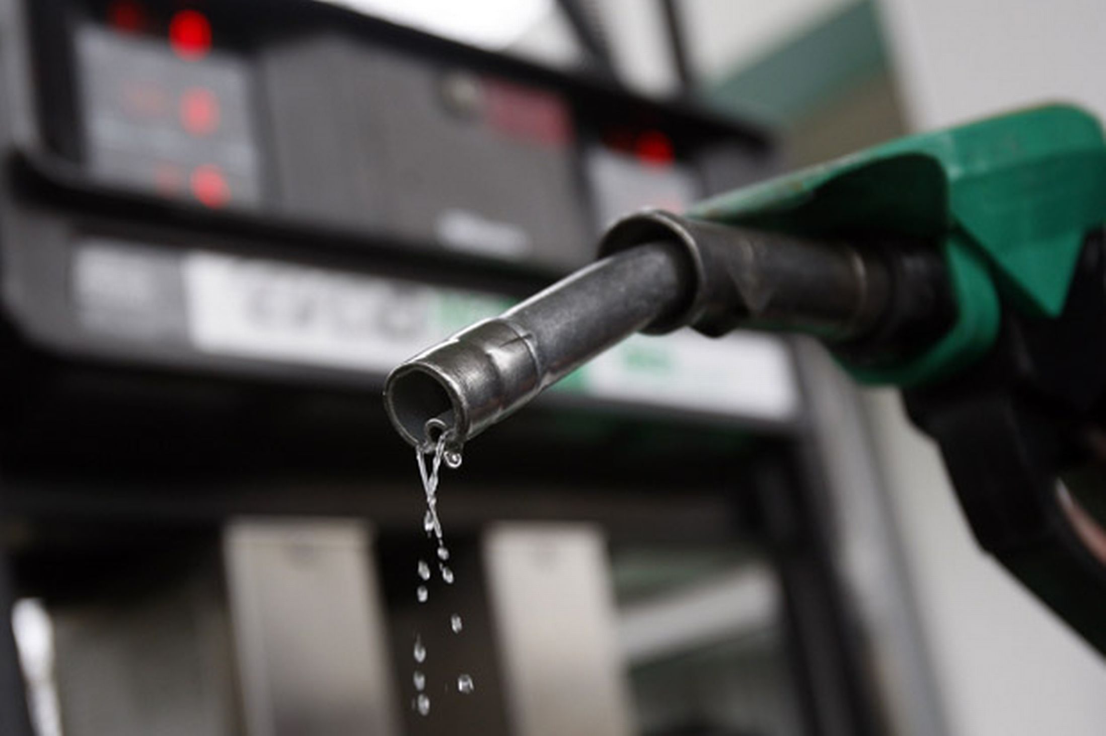 crude oil price falls petrol price may fall petrol deisel price slashed by 3 rs maharasthra cuts down fuel tax petrol diesel shortage due to tanker lorry strike petrol price shoot up