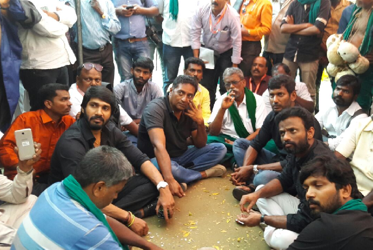 Prakash raj, Vishal join TN farmers protest