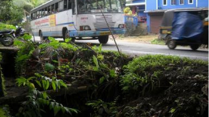 perumattam bridge aproach road boundary ball collapsed