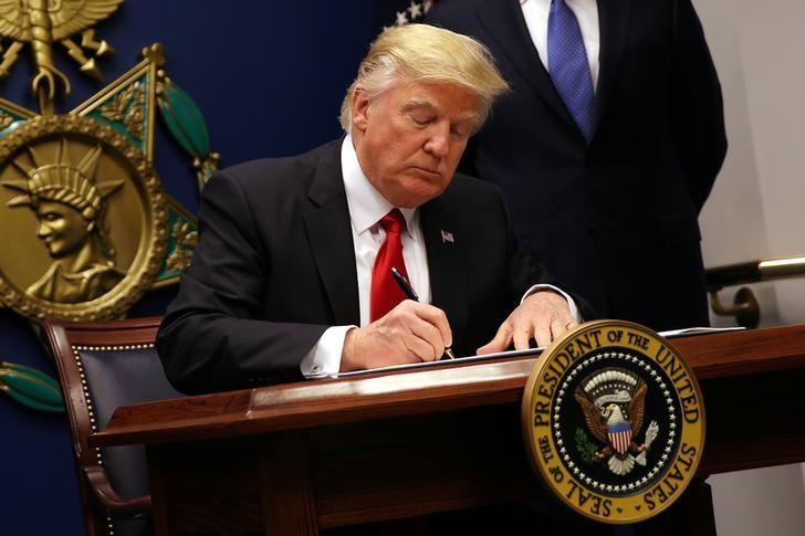 trump signs the order for imposing limitations on H1B visa