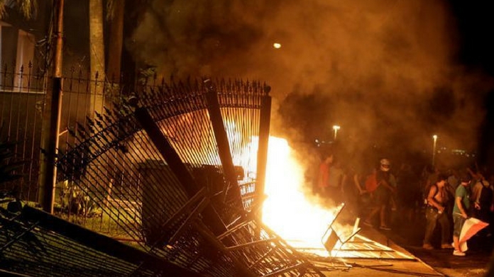Paraguay congress set on fire
