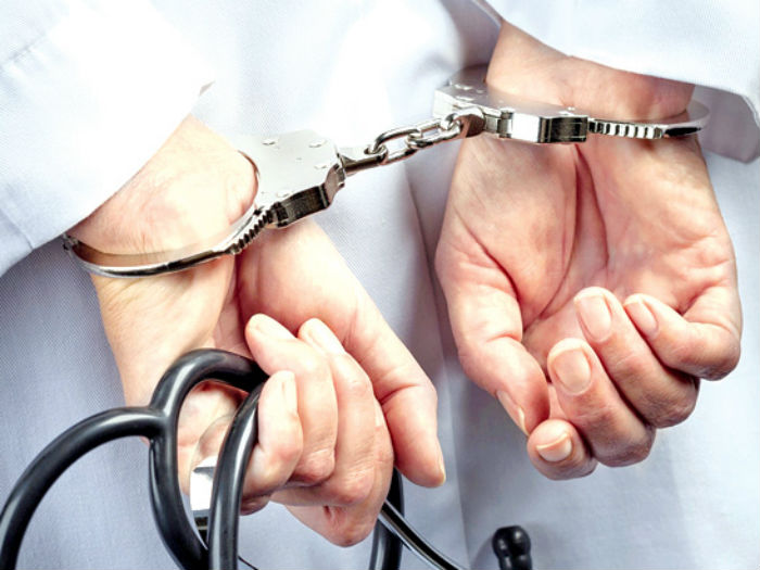 robber disguise as doctor steals gold and money