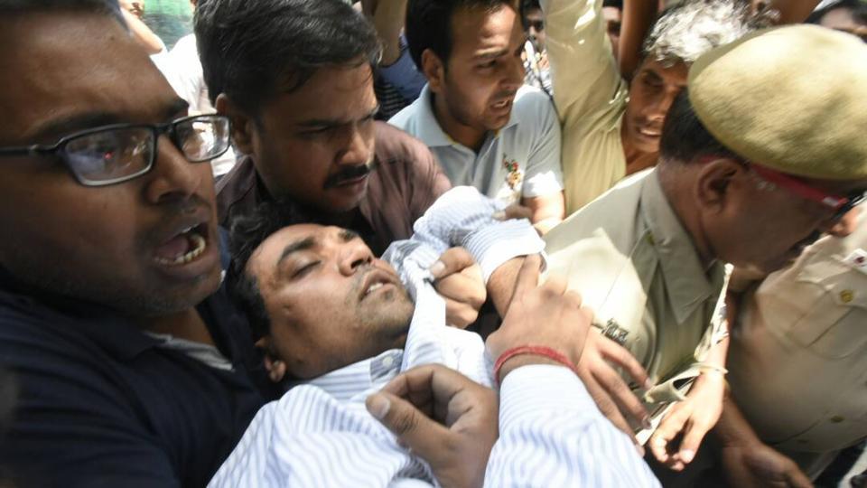 kapil misra collapsed