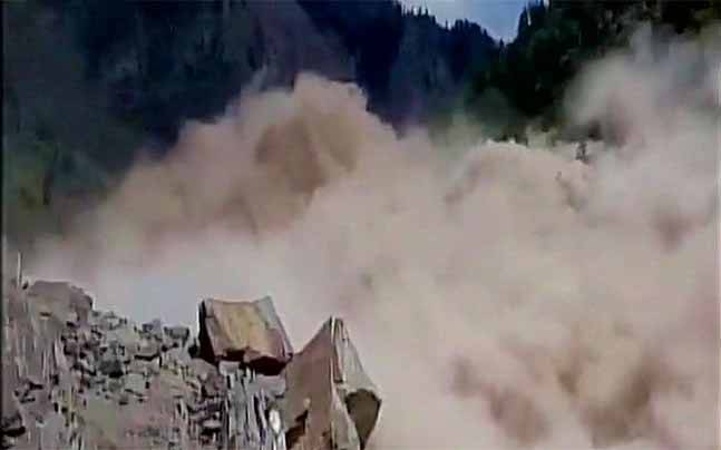 uttarakhand landslide 1500 travelers trapped