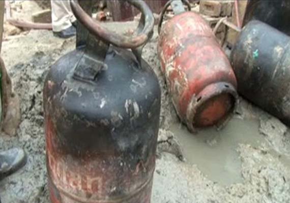 gas cylinder blast 5 dead