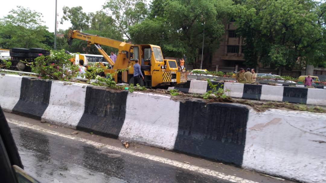 Fuel tanker overturns in Delhi