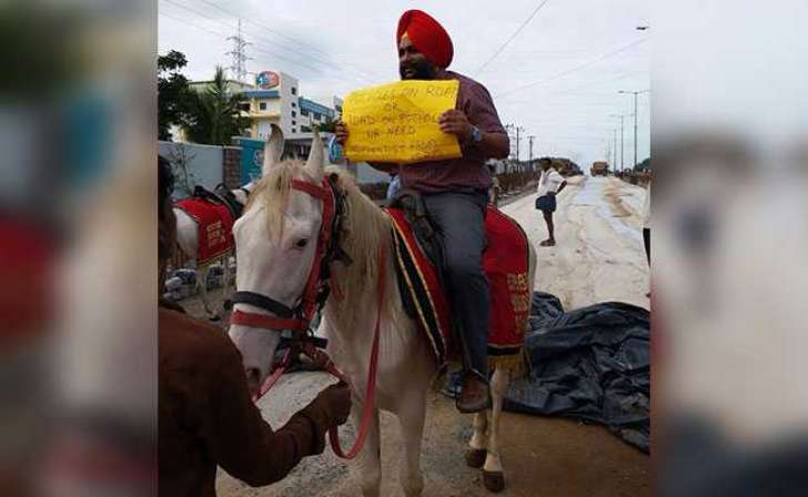 tekkeys protest by riding horse