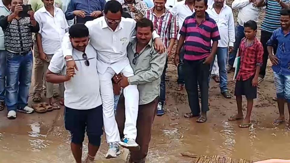 odisha-mla-lifted-by-supporters