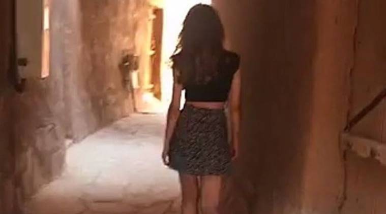 woman-in-minskirt-7591