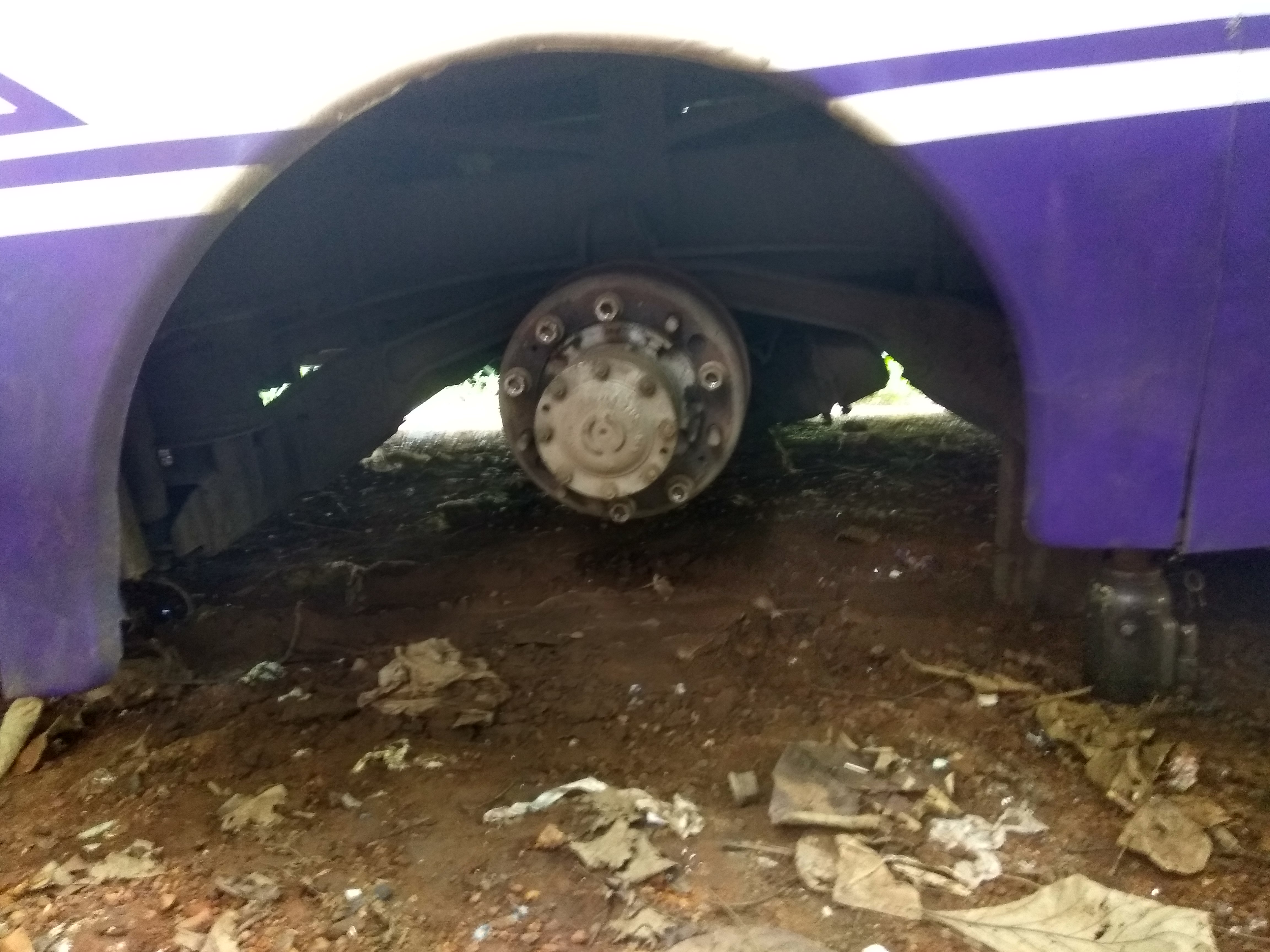 aluva tourist bus tyre robbed