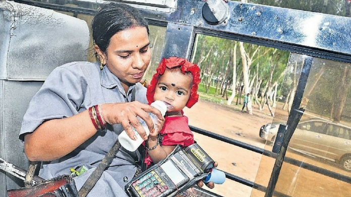 female bus conductor with baby pic goes viral