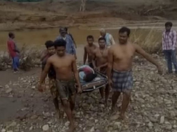 woman delivered baby on road baby died