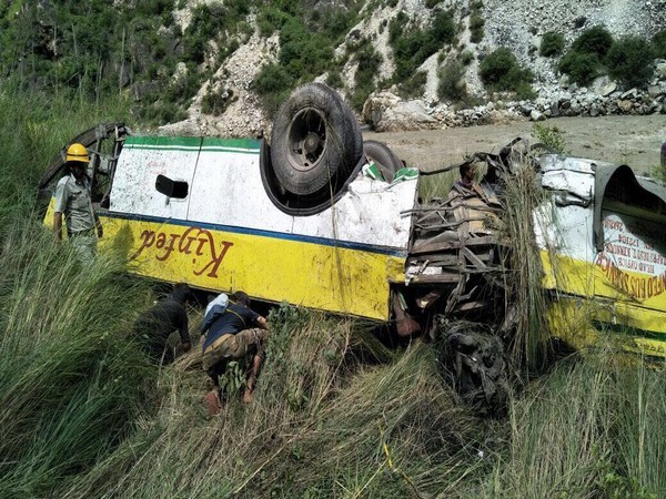 pick up van fell to abyss two killed