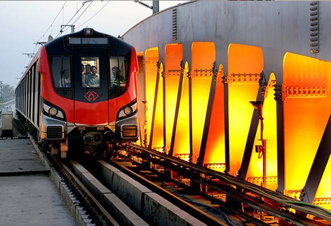 lucknow-metro-stuck-in-first-day-service